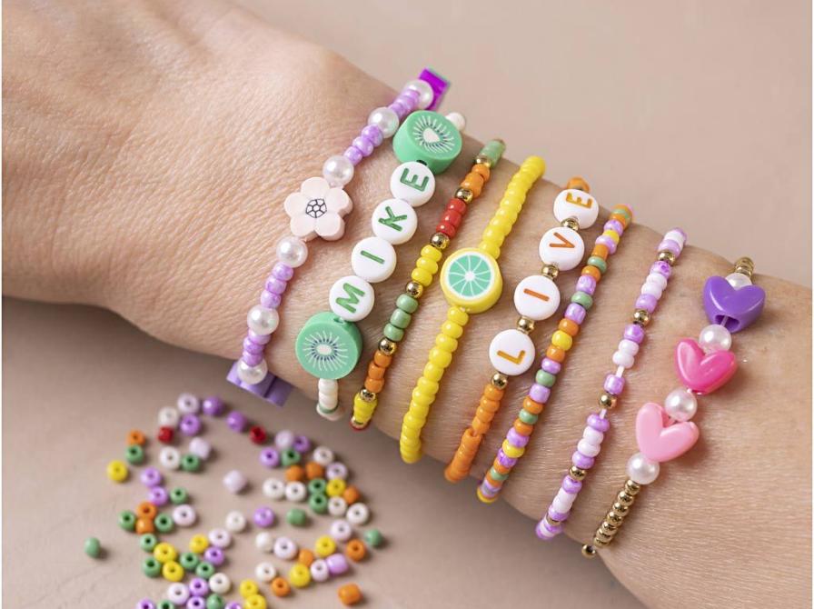 KREA-TID på Videbæk Bibliotek - I dag kan du lave din helt eget armbånd.