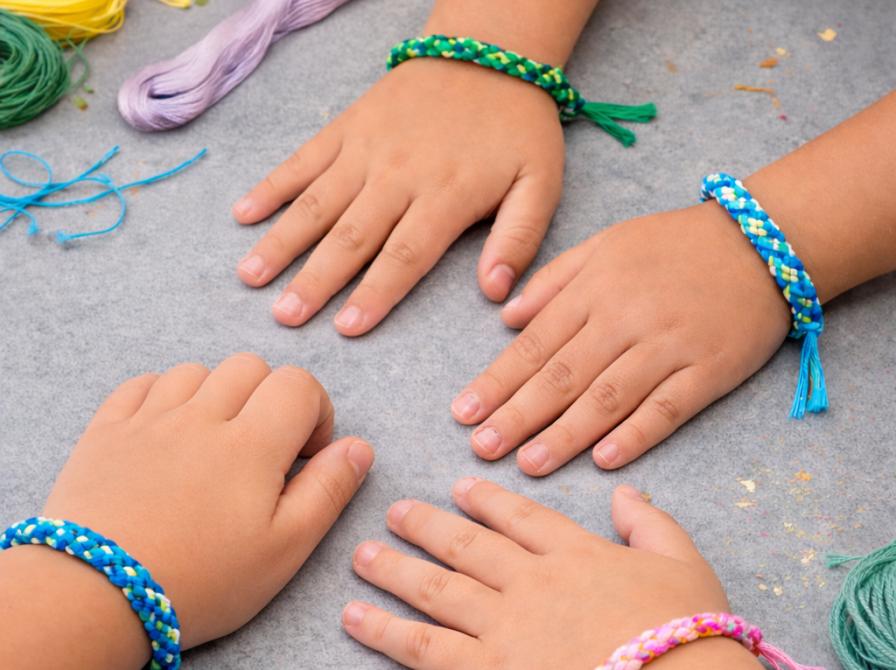 KREA-TID på Skjern bibliotek - I dag kan du knytte dit eget farverige macramé armbånd.