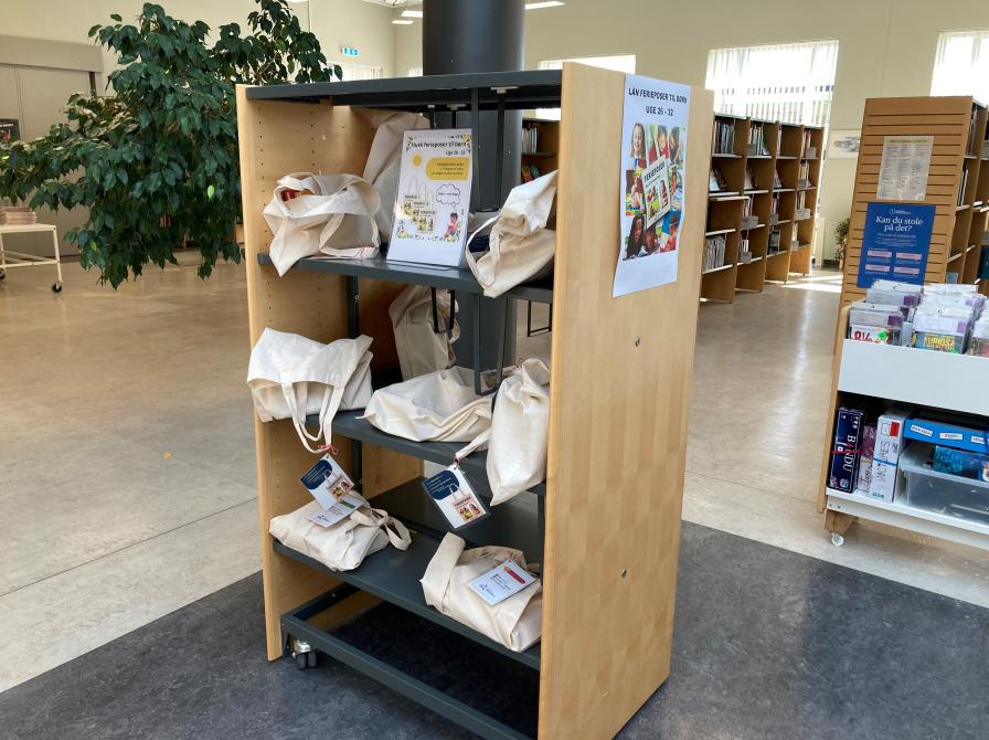 På Hvide Sande Bibliotek finder du de færdigpakkede ferieposer midt i biblioteksrummet.
