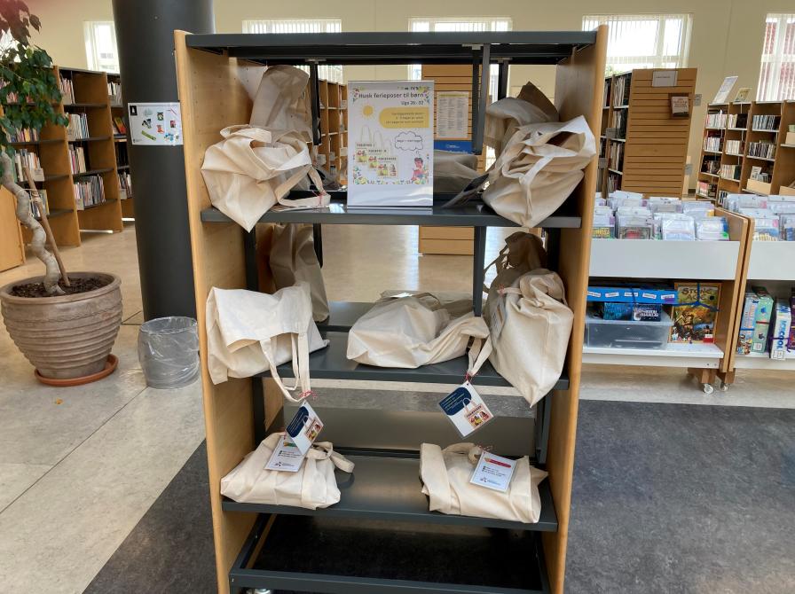 På Hvide Sande Bibliotek finder du de færdigpakkede ferieposer midt i biblioteksrummet.
