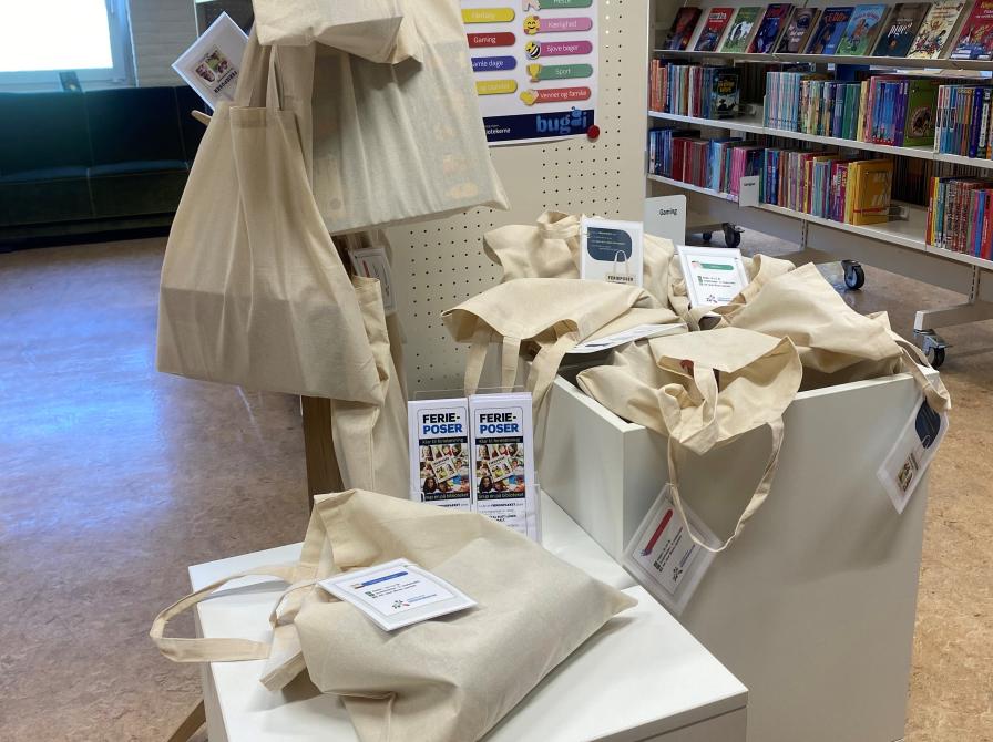 På Videbæk Bibliotek finder du ferieposerne midt i biblioteksrummet. 