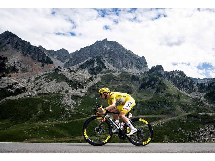Pogacar i den gule føretrøje foran bjerge